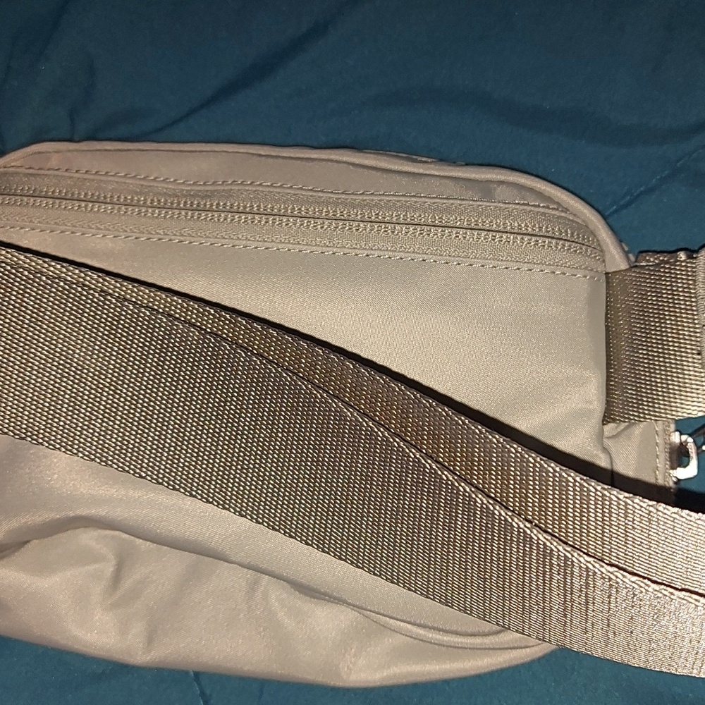 Lululemon Everywhere Belt Bag - Picture 4 of 9